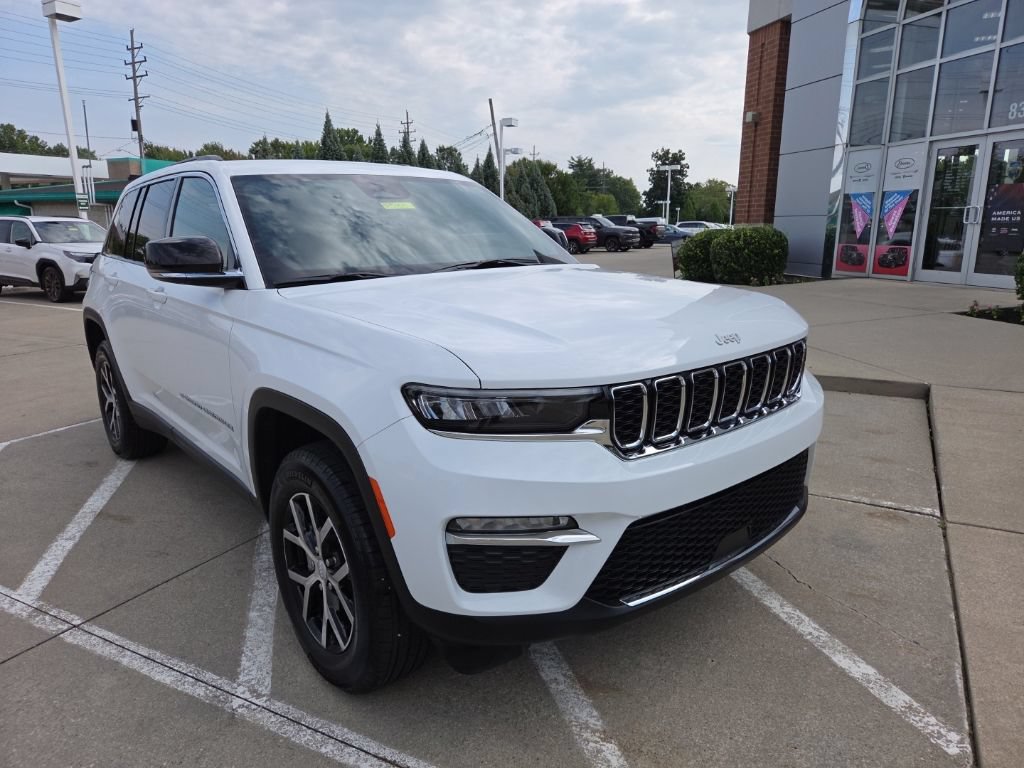 Certified 2025 Jeep Grand Cherokee Limited w/ Trailer Tow Package AWD/4WD image 5