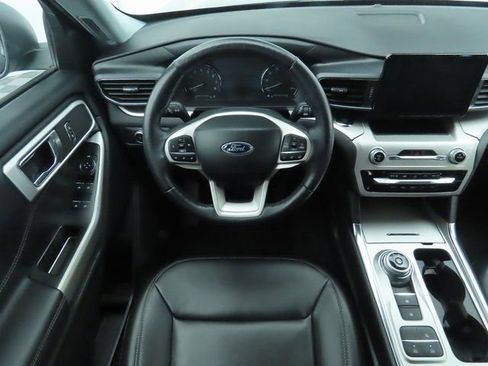 Used 2022 Ford Explorer XLT w/ Equipment Group 202A image 10