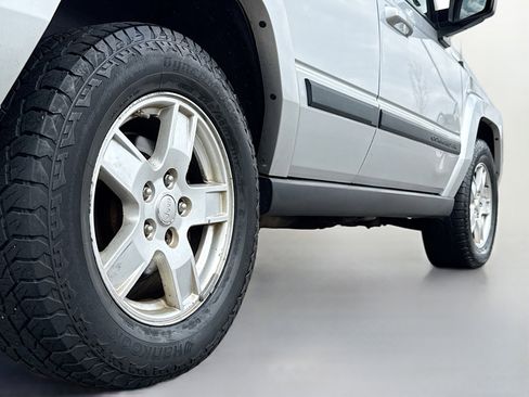 Used 2008 Jeep Commander Sport AWD/4WD image 15