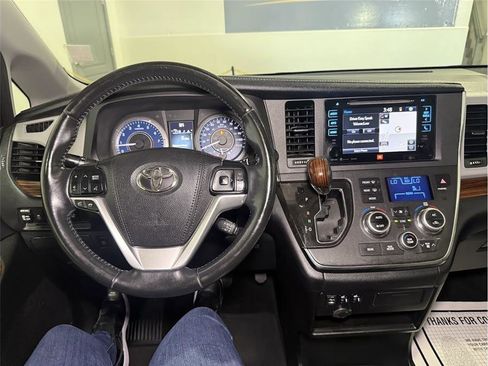 Used 2017 Toyota Sienna Limited Premium image 41