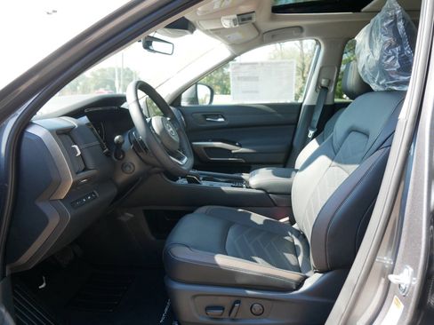 New 2025 Nissan Pathfinder Platinum image 5