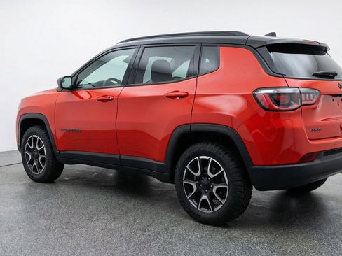 Used 2025 Jeep Compass Trailhawk image 6