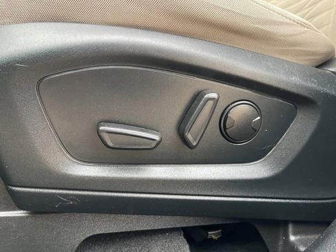 Used 2021 Ford Explorer XLT image 13