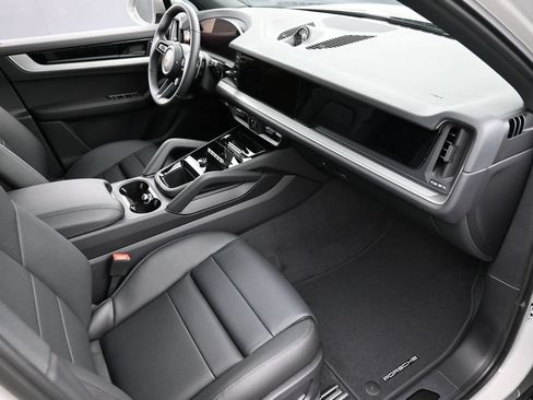 Certified 2026 Porsche Cayenne E-Hybrid AWD/4WD image 32