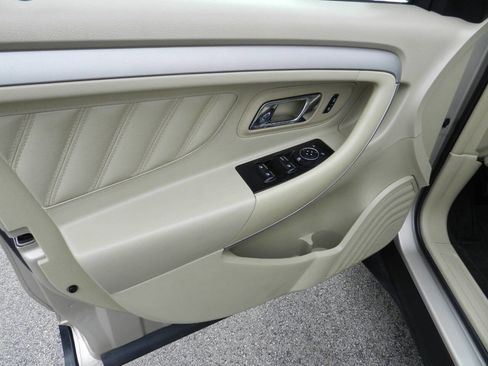 Used 2018 Ford Taurus SE image 14