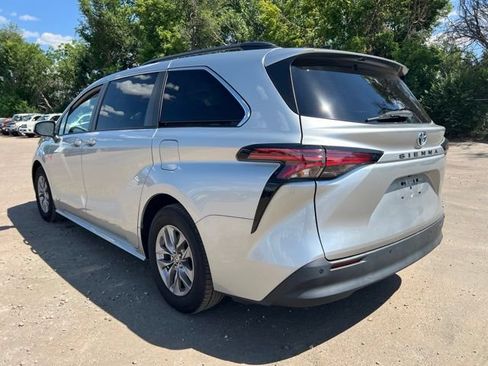 Used 2021 Toyota Sienna XLE FWD image 3