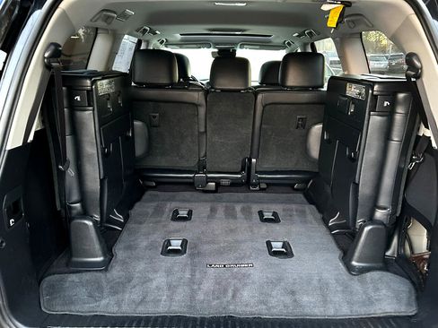 Used 2016 Toyota Land Cruiser image 19