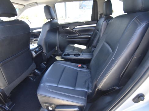Used 2019 Toyota Highlander XLE FWD image 10