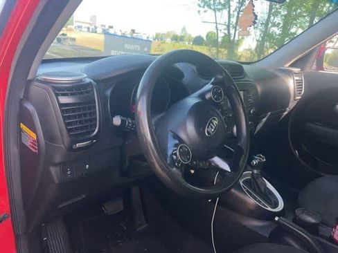 Used 2016 Kia Soul + image 10