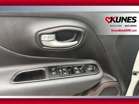 Used 2023 Jeep Renegade Latitude AWD/4WD image 7