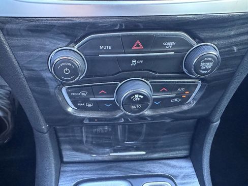 Used 2018 Chrysler 300 Touring w/ Touring-L Group AWD/4WD image 19
