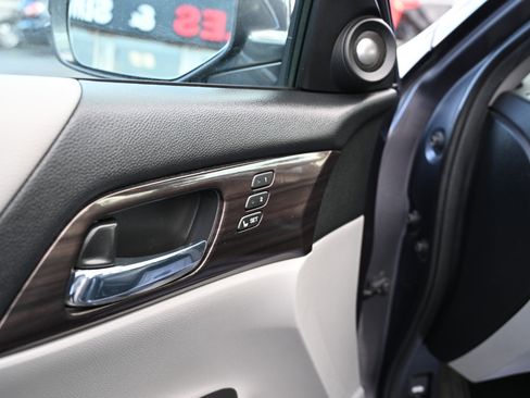 Used 2016 Honda Accord Touring image 10