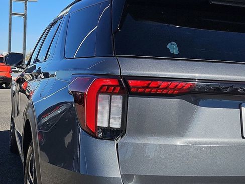 Used 2025 Ford Explorer ST-Line image 9
