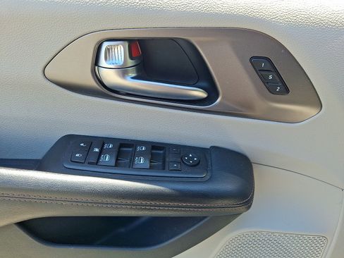 Used 2020 Chrysler Pacifica Touring-L Plus FWD image 14