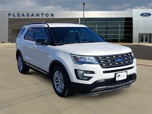 Used 2016 Ford Explorer XLT w/ Equipment Group 201A image 7