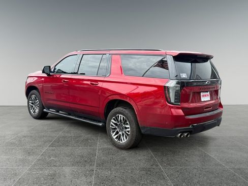 Certified 2025 Chevrolet Suburban Z71 w/ Comfort Package AWD/4WD image 3