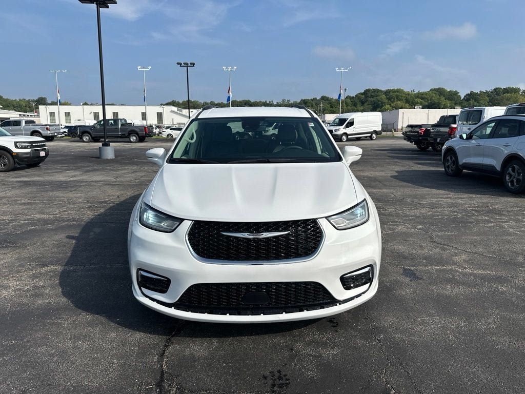 Used 2022 Chrysler Pacifica Touring-L FWD image 2