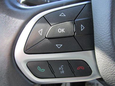 Used 2017 Chrysler Pacifica Touring-L FWD image 17