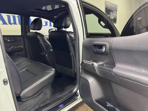 Used 2022 Toyota Tacoma TRD Off-Road w/ TRD Premium Off Road Package AWD/4WD image 19