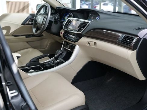 Used 2017 Honda Accord Touring image 6
