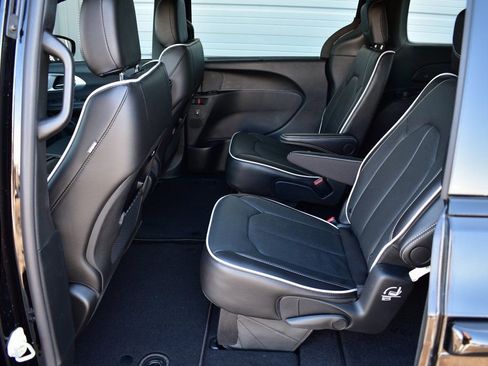 New 2026 Chrysler Pacifica Limited w/ S Appearance Package image 20