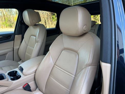 Used 2019 Porsche Cayenne image 24