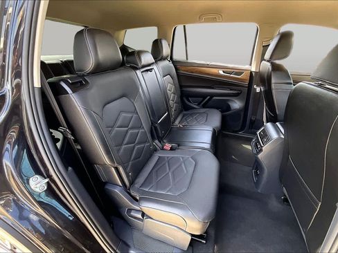 Used 2025 Volkswagen Atlas SE FWD image 18