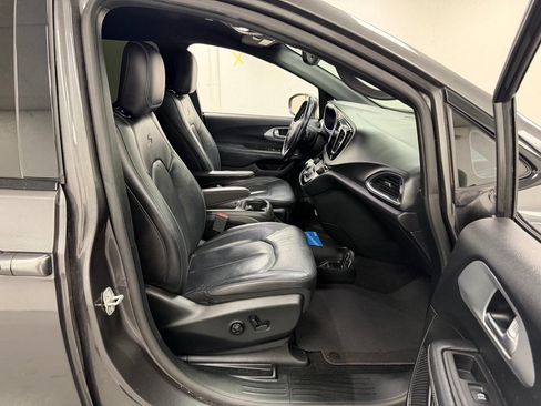 Used 2019 Chrysler Pacifica Touring-L Plus w/ S Appearance Package FWD image 11