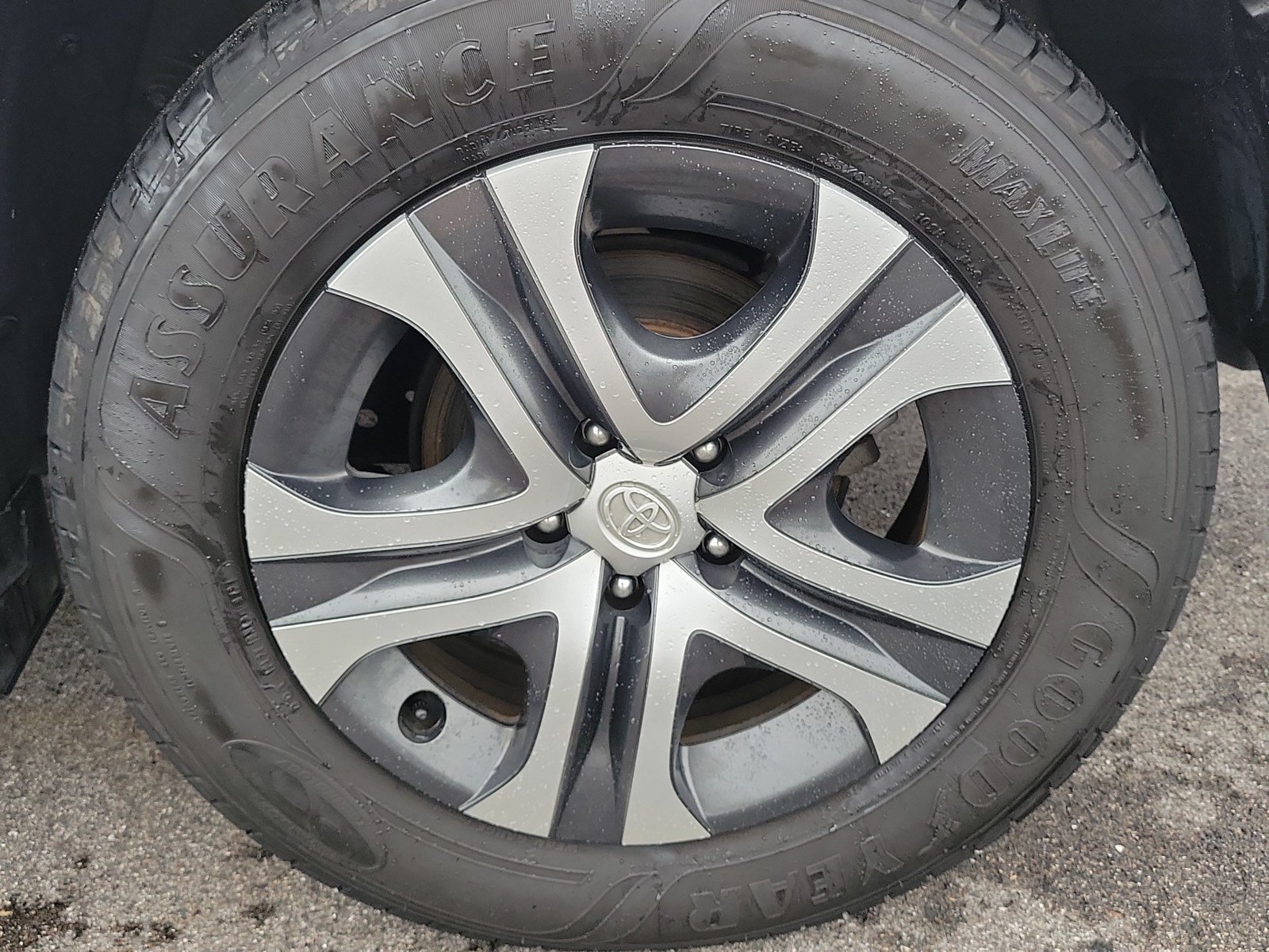 Used 2018 Toyota RAV4 LE FWD image 12