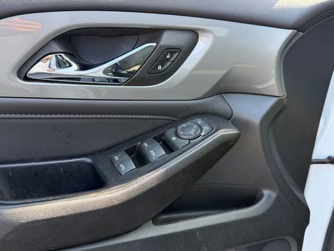 Used 2023 Chevrolet Traverse LT image 14