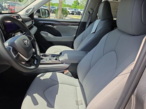New 2026 Toyota Highlander Limited AWD/4WD image 8