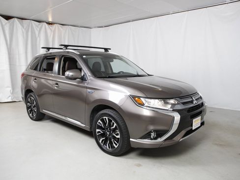 Used 2018 Mitsubishi Outlander SEL image 1