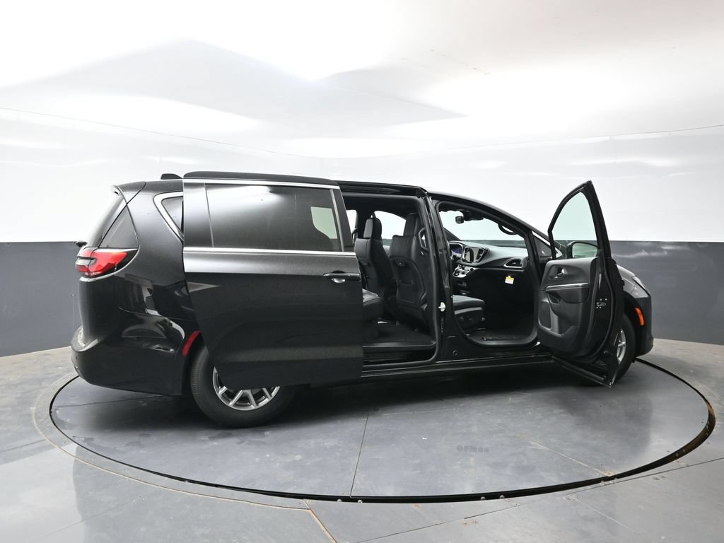 New 2027 Chrysler Pacifica Select w/ Family Tech Group FWD image 47