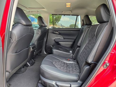 Used 2024 Toyota Highlander XLE AWD/4WD image 15