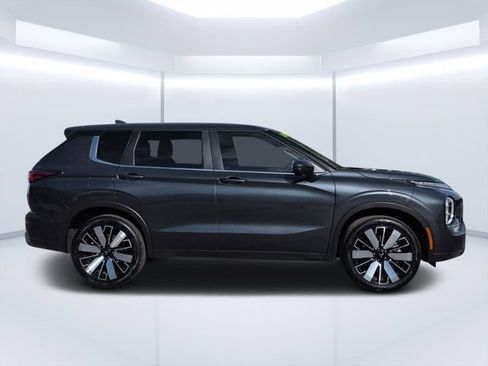 Used 2025 Mitsubishi Outlander SE FWD image 2