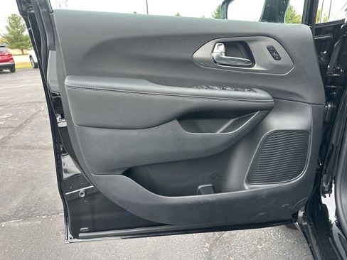 New 2026 Chrysler Pacifica Select image 19