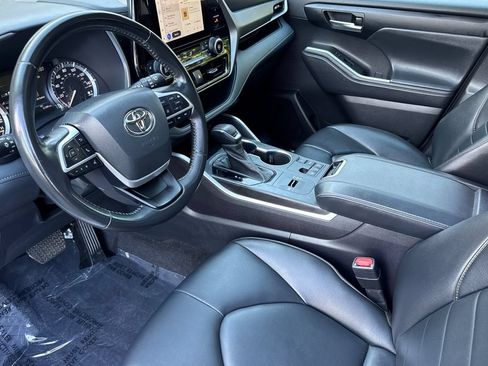 Used 2023 Toyota Highlander XLE FWD image 9