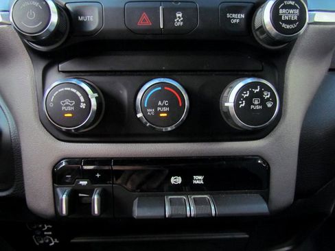 Used 2024 RAM 2500 Big Horn AWD/4WD image 32