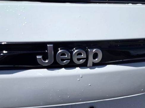 Used 2023 Jeep Grand Cherokee Summit AWD/4WD image 26