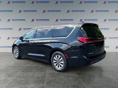 Used 2024 Chrysler Pacifica Limited FWD image 3