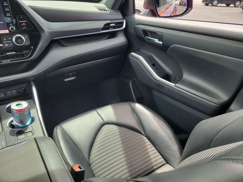 Used 2022 Toyota Highlander XSE FWD image 18