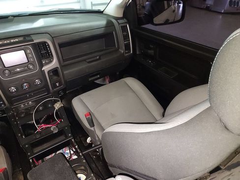Used 2022 RAM 1500 4x4 Crew Cab Classic w/ Chrome Appearance Group image 11