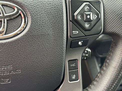 Used 2022 Toyota Tacoma TRD Off-Road image 10