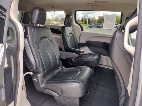 Used 2021 Chrysler Pacifica Touring-L FWD image 20