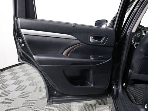 Used 2017 Toyota Highlander XLE image 16