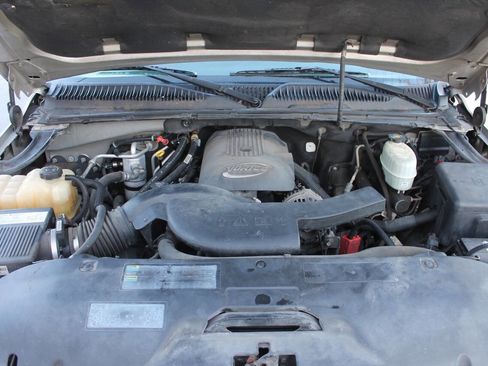 Used 2005 Chevrolet Suburban LS image 16