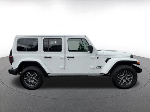 Used 2025 Jeep Wrangler Unlimited Sahara AWD/4WD image 16
