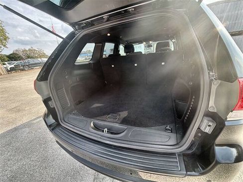 Used 2018 Jeep Grand Cherokee Laredo image 24