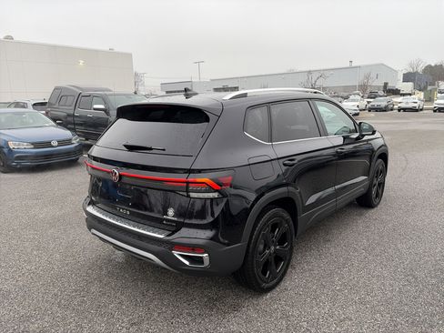 New 2025 Volkswagen Taos SEL image 4