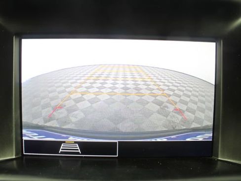 Used 2023 GMC Terrain SLE w/ Driver Convenience Package image 3